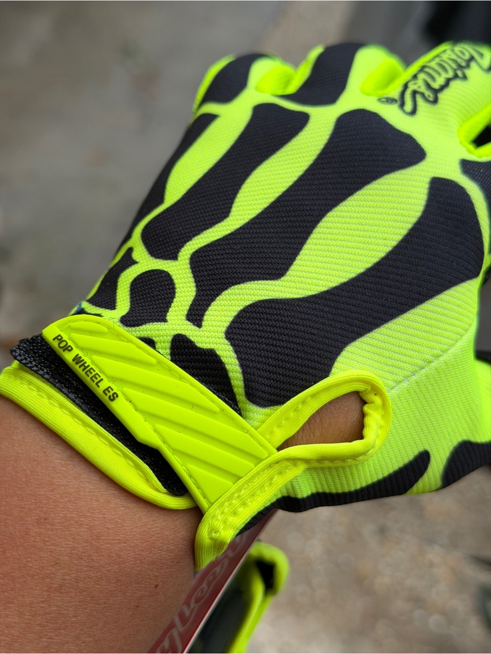 Gloves - Picture 5 of 9